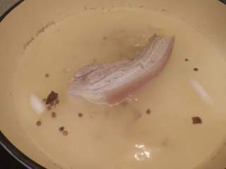 11、夏季冷吃荤菜—蒜泥白肉,用筷子扎一下肉，能扎穿就熟了