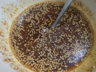 10、夏季冷吃荤菜—蒜泥白肉,加入啤酒4－5勺，老抽一勺，生抽3勺，醋4－5勺混合均匀