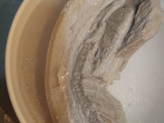 12、夏季冷吃荤菜—蒜泥白肉,五花肉取出过冷水