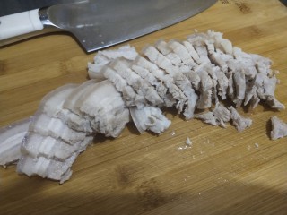13、夏季冷吃荤菜—蒜泥白肉,切片备用(我切的厚，刀功好的朋友联系尽量薄切更容易入味)