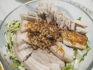 15、夏季冷吃荤菜—蒜泥白肉,倒入调好的酱汁，搅拌均匀，腌制10分钟左右