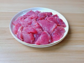 1、莲藕饼,新鲜的猪肉用温水冲洗干净再切片。