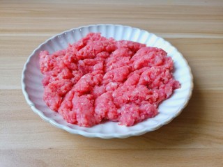 2、莲藕饼,将猪肉片放绞肉机搅碎。