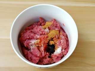 4、莲藕饼,加一点生抽调味。