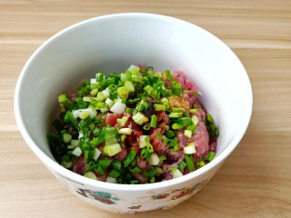 5、莲藕饼,放上香葱与葱姜水【生姜与葱泡的水】