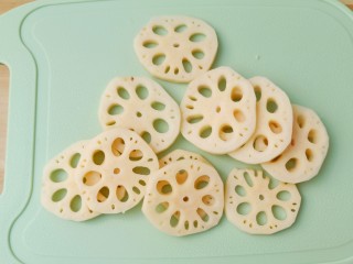 7、莲藕饼,莲藕削皮切成片【两片为一个，中间不切断】