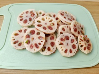 8、莲藕饼,筷子夹一点肉馅放在莲藕里面夹上。