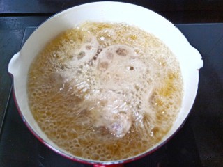 11、莲藕饼,油锅多放一点油，油温五成热下莲藕油炸。