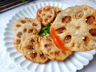 14、莲藕饼,蘸上一点番茄酱别有一番滋味在心头。