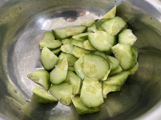 2、凉拌腐竹黄瓜,黄瓜切成小块，也可以按照你自己的喜欢切成想要的样子。