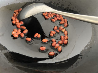 4、凉拌腐竹黄瓜,锅中倒入少许油，油热改小火，倒入花生米，不断翻炒直到花生米炒熟关火。花生米捞出控油晾凉备用。