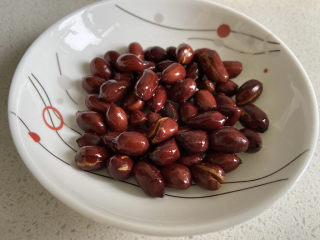 5、凉拌腐竹黄瓜,晾凉的花生米，如果不晾凉，直接将热的花生倒入凉菜中，花生米就不脆了。