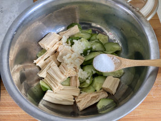 6、凉拌腐竹黄瓜,加入适量盐拌匀。