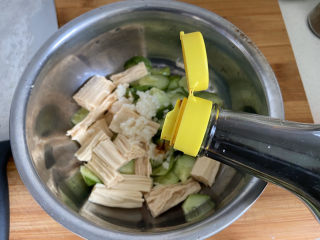 7、凉拌腐竹黄瓜,倒入生抽。