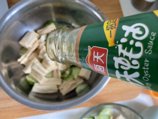 8、凉拌腐竹黄瓜,加入蚝油，很多时候凉拌菜我都会加入一勺蚝油提鲜。