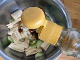 9、凉拌腐竹黄瓜,加入香油，我就是芝麻油，凉拌菜不可缺少的一样调料。