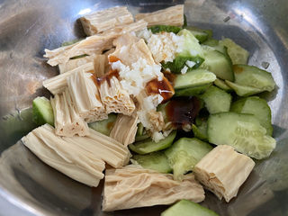 10、凉拌腐竹黄瓜,现在把它们先拌匀。