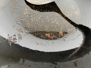 11、凉拌腐竹黄瓜,喜欢吃辣的亲，炸点辣椒油倒进去拌一拌。