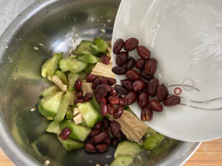 13、凉拌腐竹黄瓜,最后把晾凉的花生米倒进凉菜中。