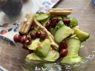 14、凉拌腐竹黄瓜,其实很简单，大概也就几分钟就可以做好这道快手的凉菜了。