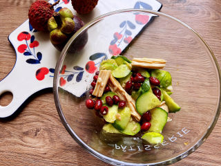 15、凉拌腐竹黄瓜,早上一个凉拌菜➕一碗清粥，再来点葱油饼或者馒头火烧都是不错的搭配。