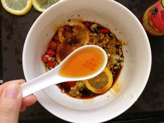 11、酸辣柠檬鸡爪,加入两茶匙香油