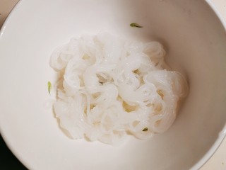 3、凉拌魔芋丝,魔芋从盒中取出