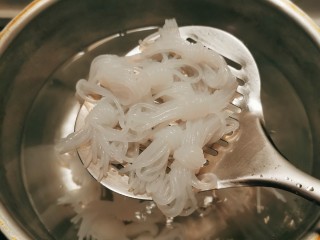 4、凉拌魔芋丝,放入开水中，约煮1分钟捞出备用。