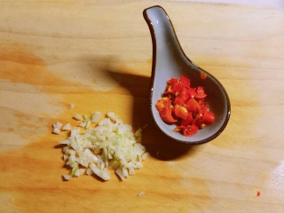 5、凉拌魔芋丝,蒜切碎，准备好剁椒。