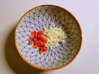 6、凉拌魔芋丝,剁椒和蒜放入碗中。