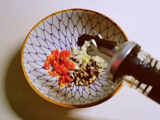 7、凉拌魔芋丝,倒入醋。