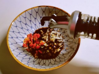 8、凉拌魔芋丝,倒入生抽。