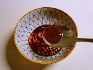 9、凉拌魔芋丝,放入蚝油。