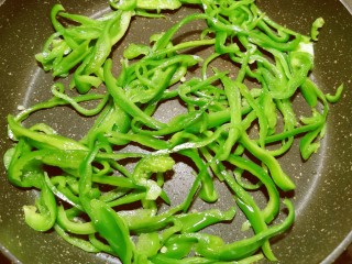 11、凉拌魔芋丝,起油锅，油热后放入青椒丝翻炒。