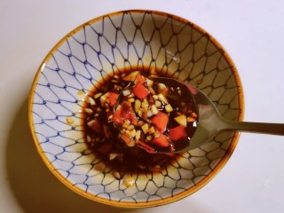 10、凉拌魔芋丝,搅拌均匀  料汁调好备用。