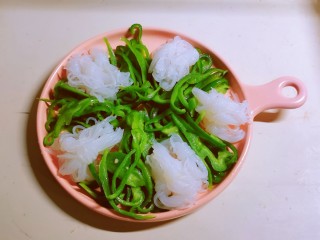 13、凉拌魔芋丝,摆盘:炒好的青椒丝和魔芋丝相间摆放。