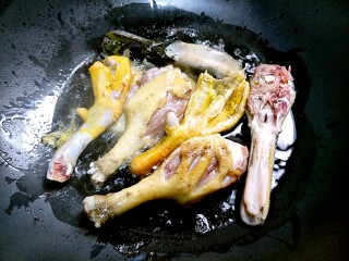 7、啤酒鸭,先下鸭掌、鸭腿、鸭头炸香。