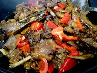 14、啤酒鸭,收汁下红肉椒炒至断生。