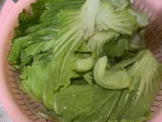 1、咸蛋芥菜汤,芥菜把叶子一片片摘开来洗干净后用盐水泡20分钟以上，下锅前切小段