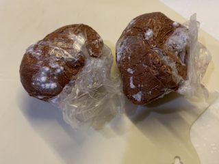 2、咸蛋芥菜汤,咸蛋拿出来洗干净待用