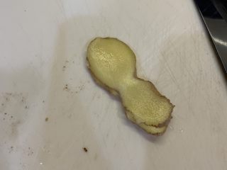 3、咸蛋芥菜汤,生姜切片拍扁