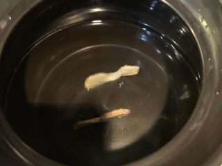 4、咸蛋芥菜汤,锅里放3~4碗水，放生姜进去一起煮开