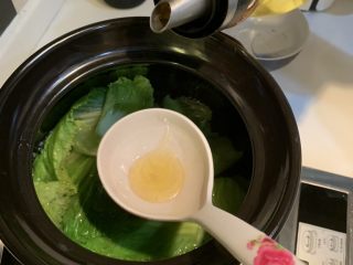 5、咸蛋芥菜汤,把芥菜放进去，用筷子把菜压下去，淋上几滴油，盖上锅盖大火煮开