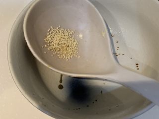 7、咸蛋芥菜汤,放鸡精调味就可以出锅了