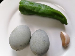 1、青椒皮蛋,准备好所需材料
