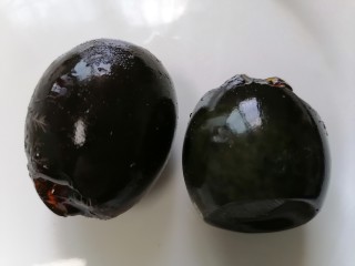 2、青椒皮蛋,将皮蛋去壳