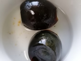 3、青椒皮蛋,泡水清洗一下