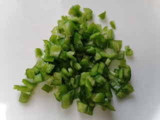 6、青椒皮蛋,青椒切成丁状