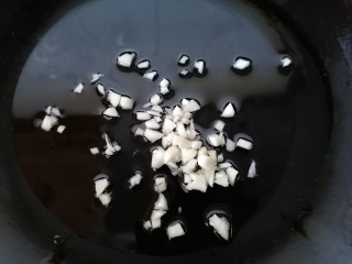 8、青椒皮蛋,放入蒜末煸炒香