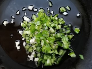 9、青椒皮蛋,放入青椒翻炒
